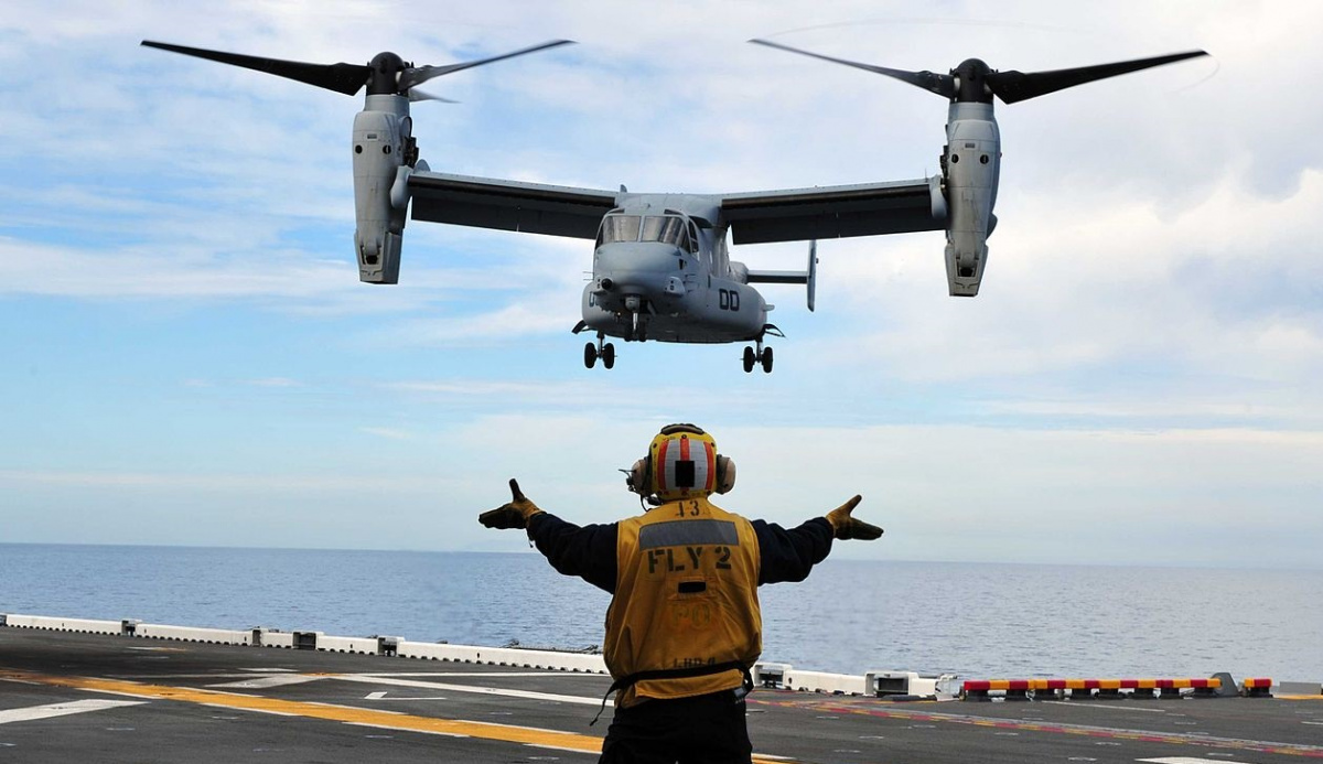 flickr_-_official_u.s._navy_imagery_-_an_mv-22_osprey_approaches_uss_makin_island.jpg