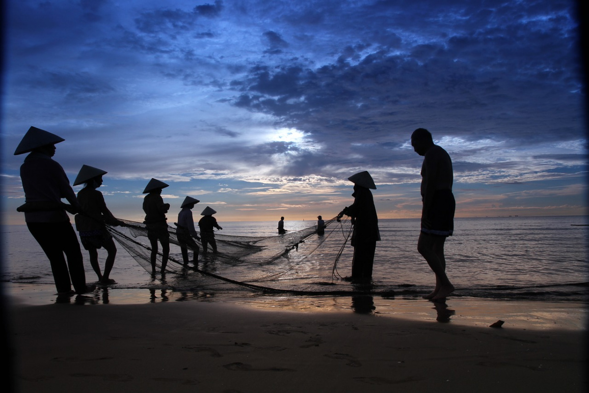 Fishermen on Hai Hoa beach in Vietnam. Pixabay/Public domain