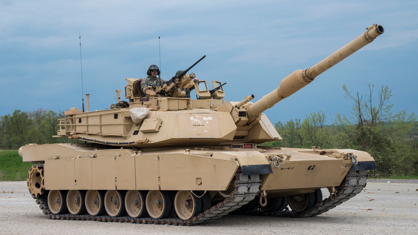 who builds tanks for the us military