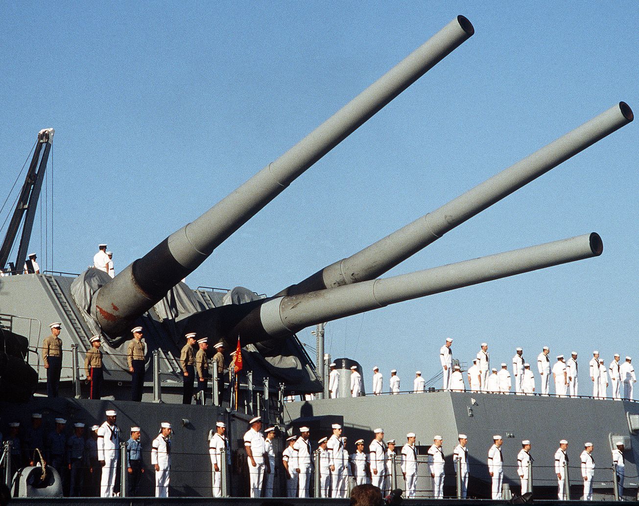 In 1989, the Battleship USS Iowa Had One of Its 16-Inch Guns Explode ...