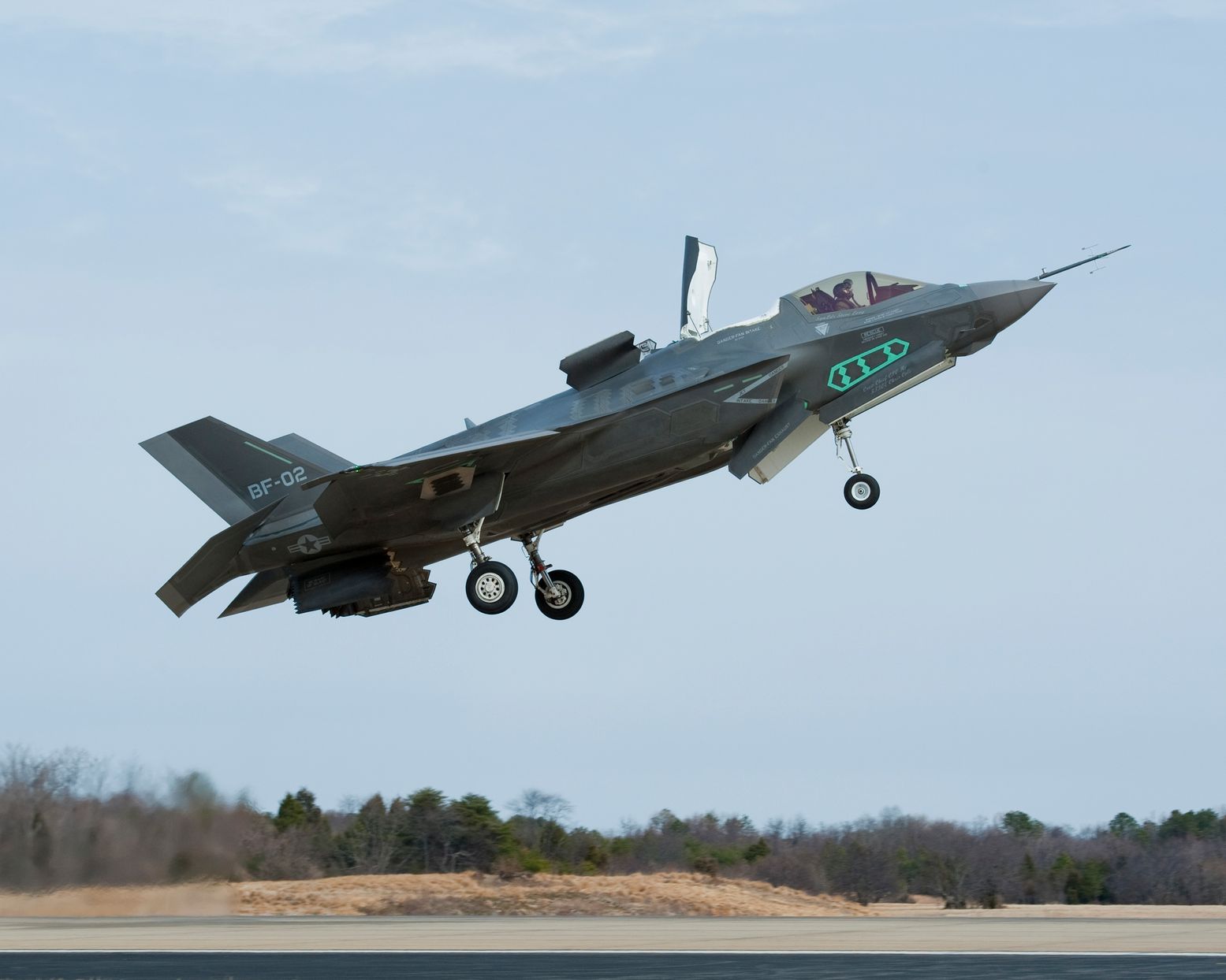 RIP F-22, Hello F-35: 1 Reason Why the Air Force Might Switch Planes ...