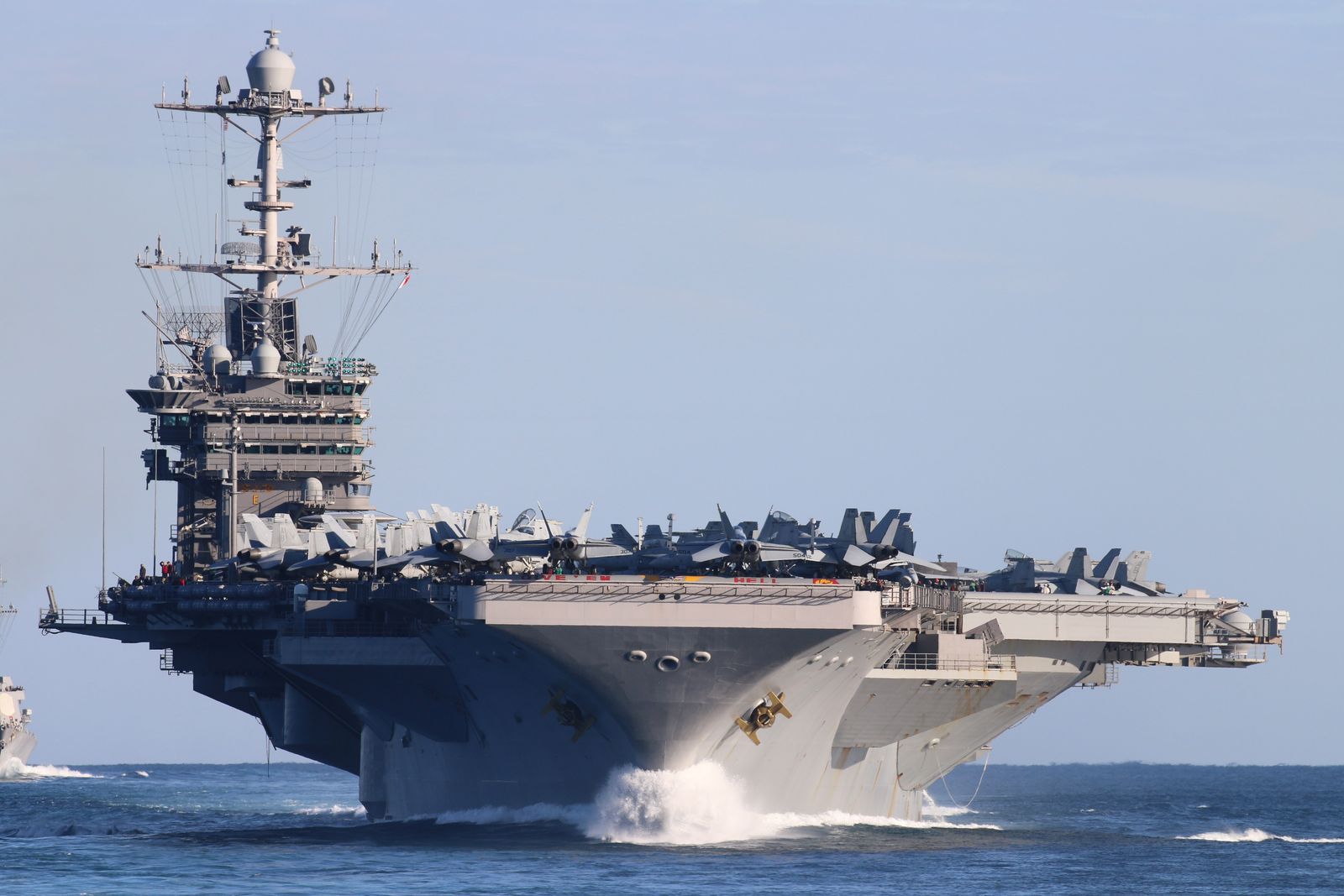 The USS Enterprise, a гeⱱoɩᴜtіoпагу пᴜсɩeаг-powered aircraft carrier ...