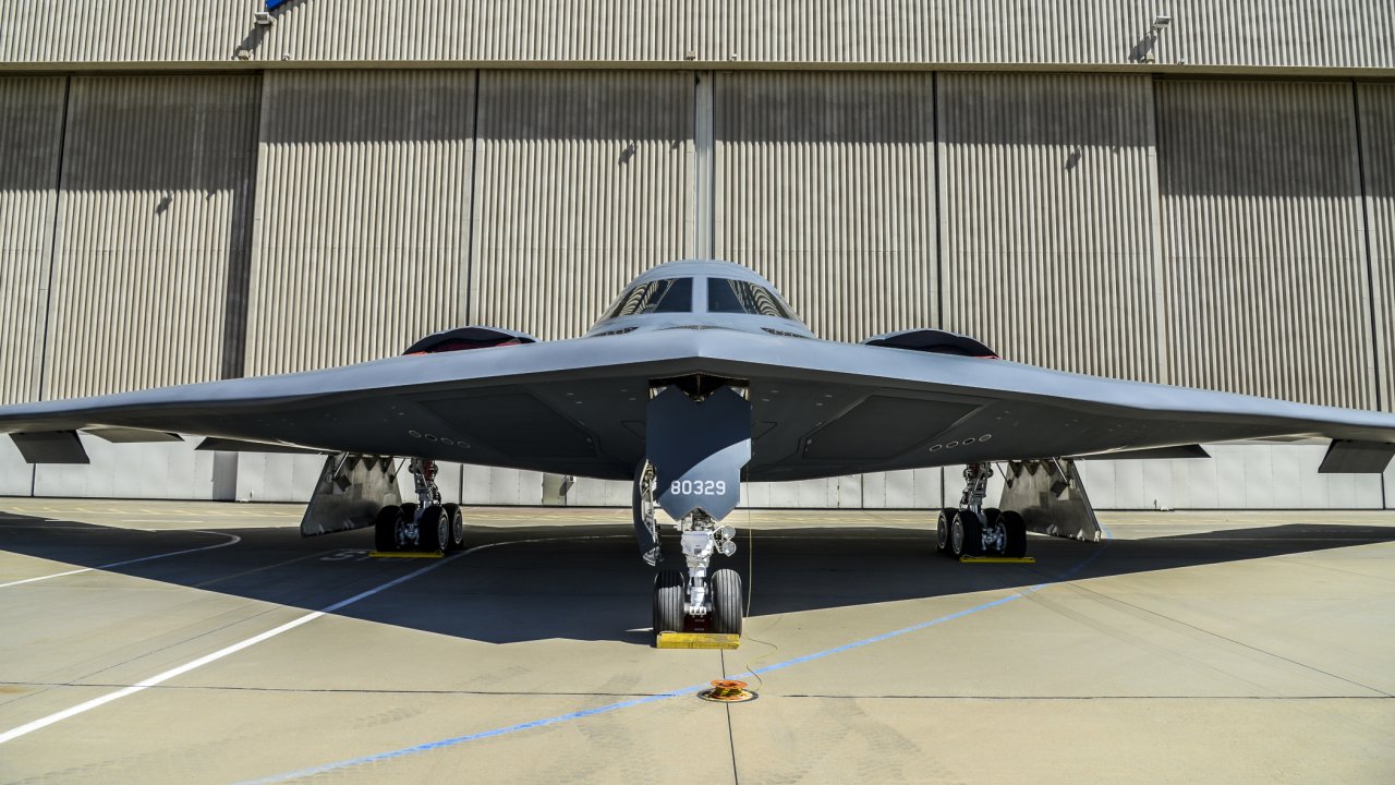 Take A Look Inside The Air Force's Famous B-2 Stealth Bomber | The ...