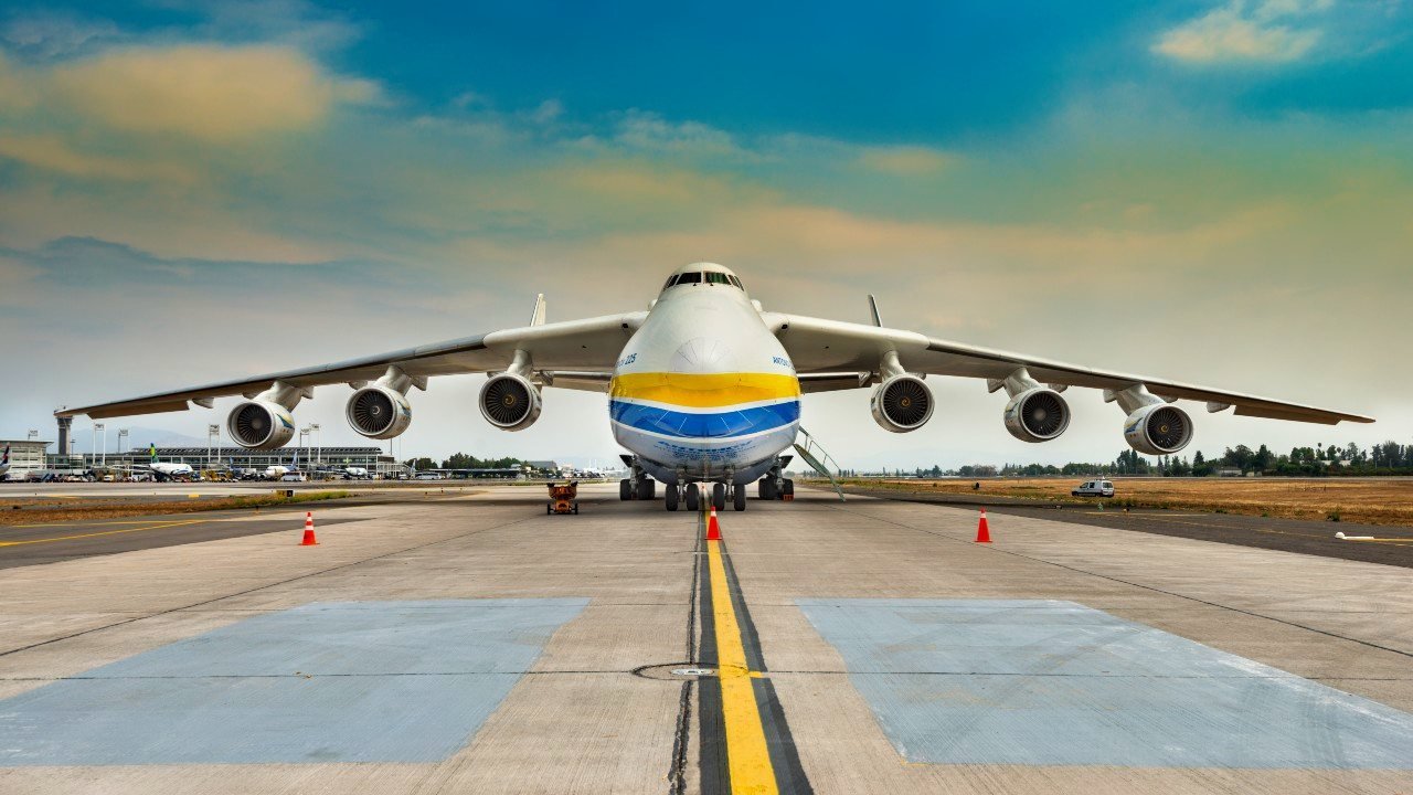 Antonov An-225 Mriya là chiếc máy bay vận tải lớn nhất thế giới