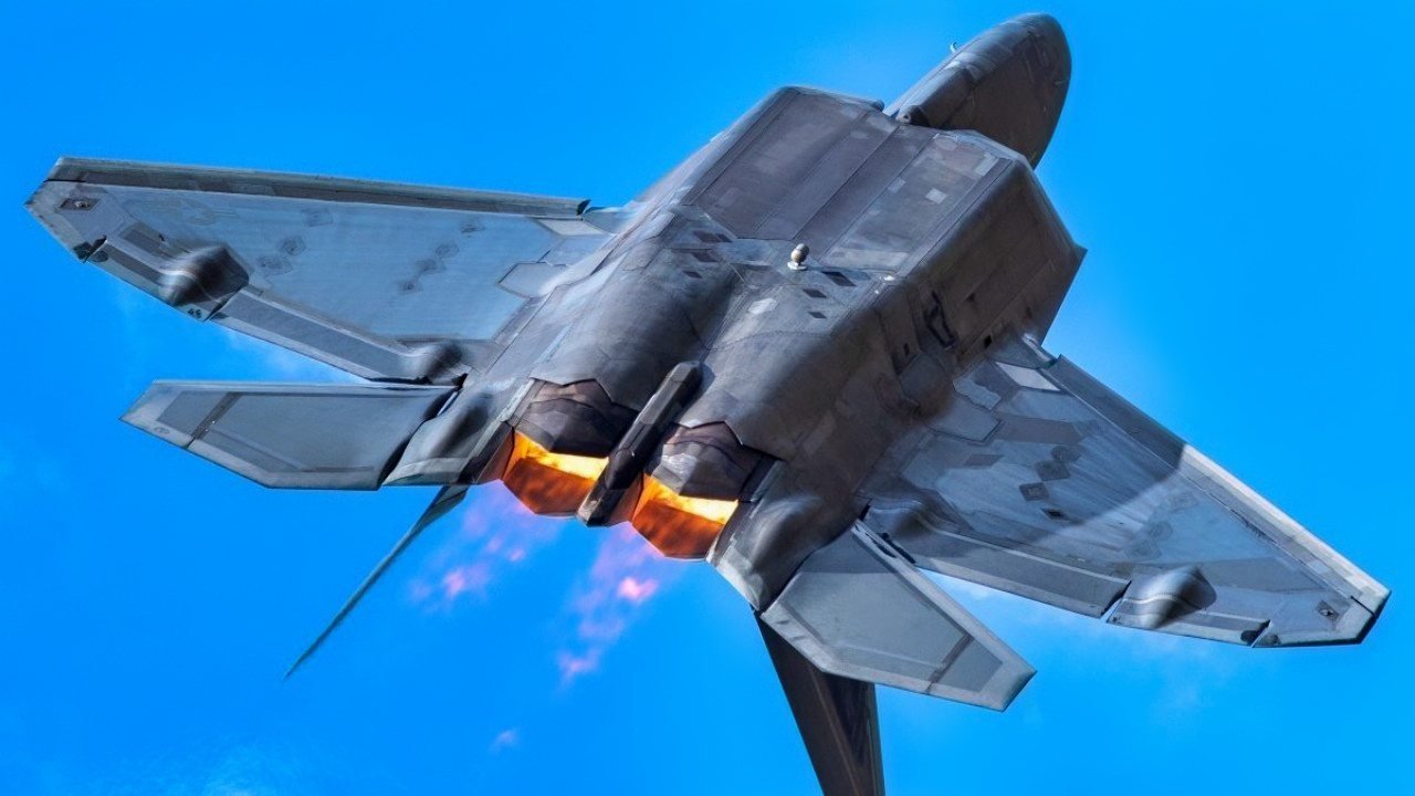 Stealth Rivals: Comparing the F-22 Raptor and Russia's Su-57 in Modern ...