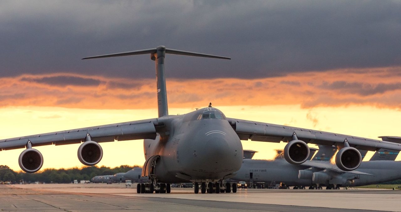 Video Alert: Watch a Huge C-5M Super Galaxy Offload Several Apache ...