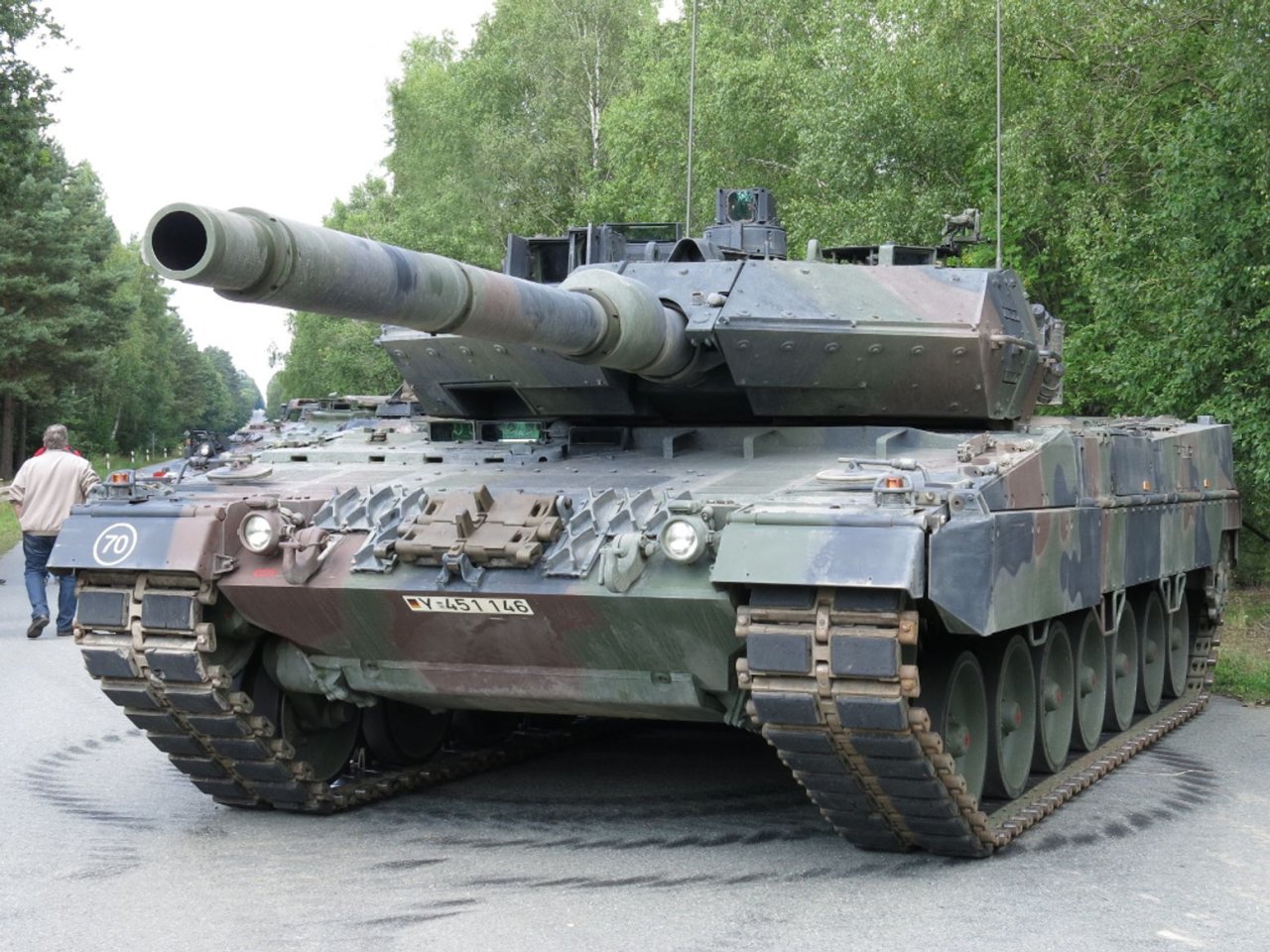 leopard 2 main battle tanks