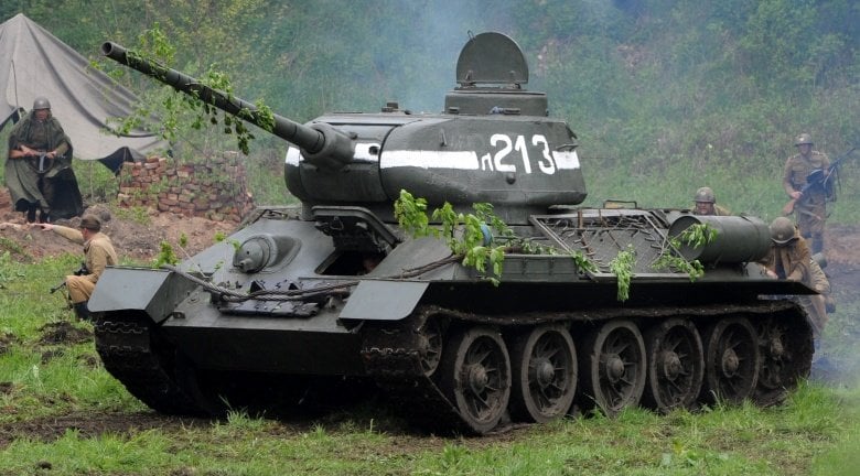 Resultado de imagem para t-34 tank
