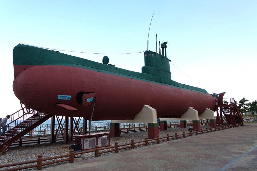 <em>A North Korean Sang-O submarine that ran aground in South Korean waters near Gangneung (Wikimedia Commons/Creative Commons/@Idobi)</em>