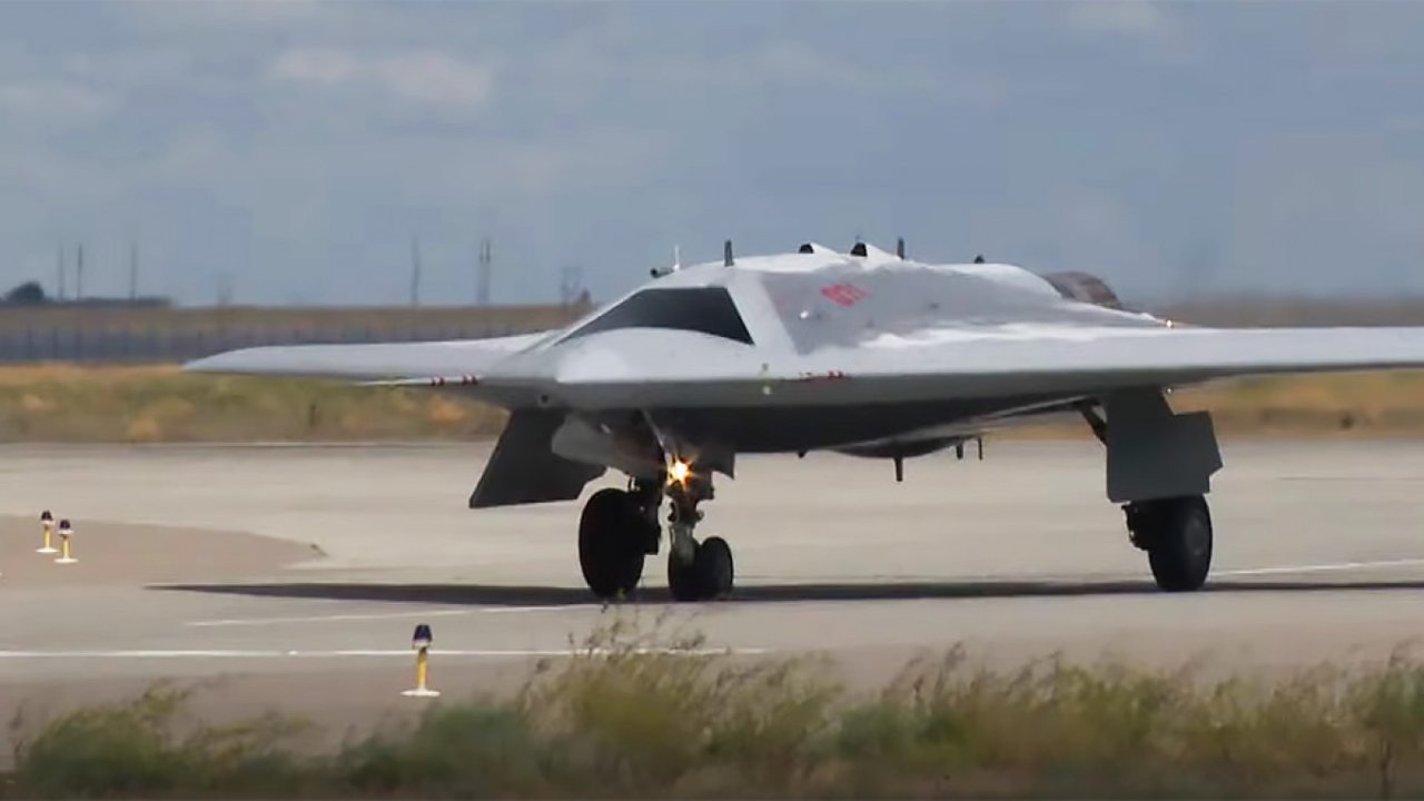 It Looks Like A B-2 Bomber: Here Comes Russia's Okhotnik Stealth Drone ...