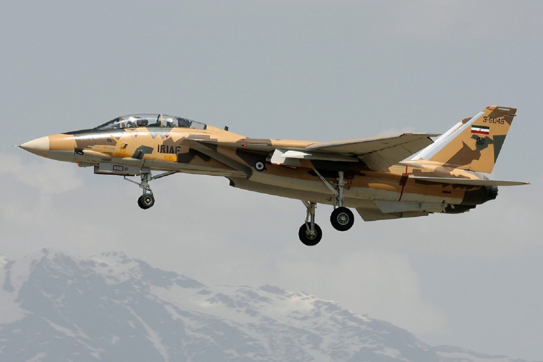 ايران لاتزال تشغل 40 مقاتله F-14 Tomcat  Iranian_AF_F-14_Tomcat_landing_at_Mehrabad