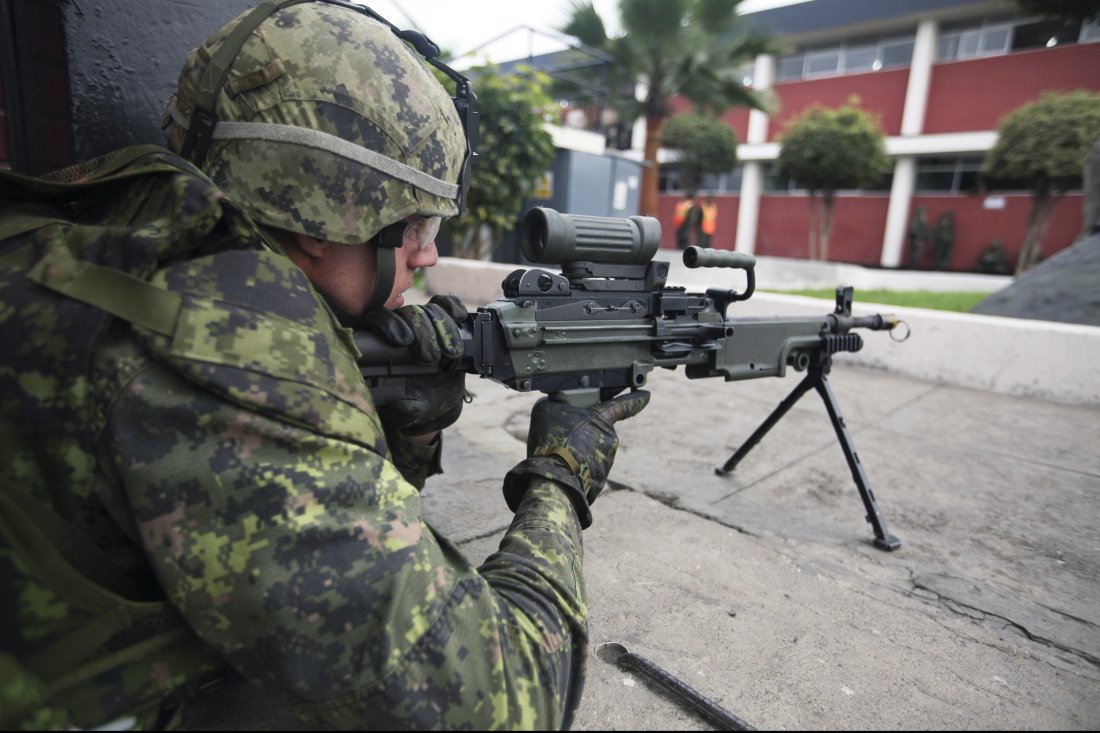 Weapons Canadiansoldierwithalightmachinegun