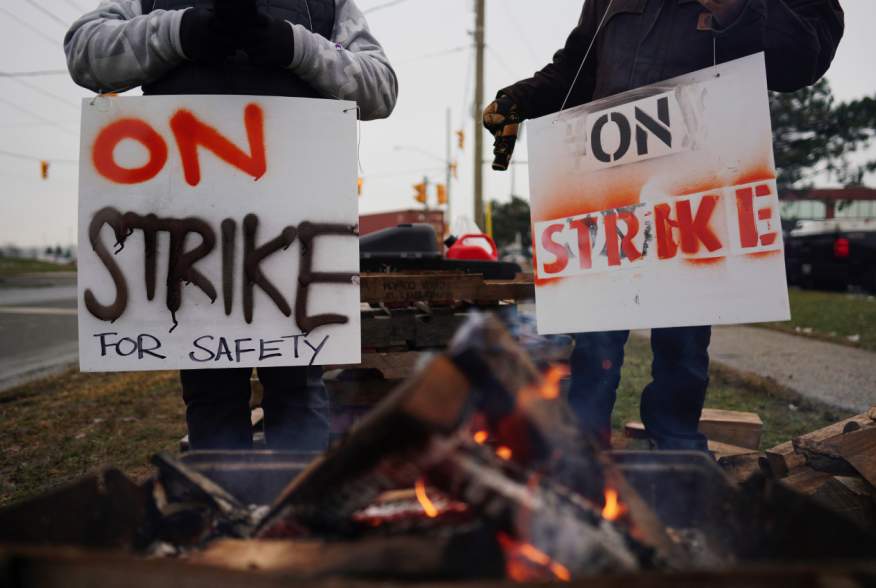 Teamsters Canada union workers picket at the Canadian National Railway at the CN Rail Brampton Intermodal Terminal after both parties failed to resolve contract issues, in Brampton, Ontario, Canada November 19, 2019. REUTERS/Mark Blinch