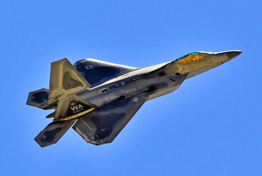 By Tomás Del Coro from Las Vegas, Nevada, USA - F-22 Raptor Nellis AFB, CC BY-SA 2.0, https://commons.wikimedia.org/w/index.php?curid=58249258