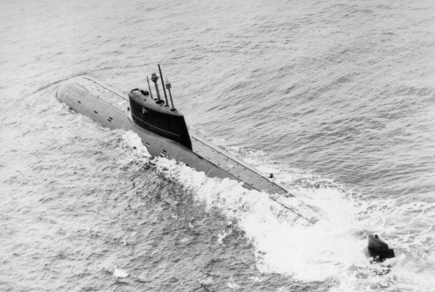  An aerial port quarter view of a Soviet Mike class nuclear-powered attack submarine underway. Taken on 1 January 1986