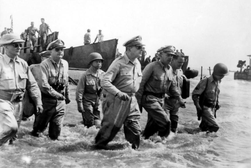 https://en.wikipedia.org/wiki/Douglas_MacArthur#/media/File:Douglas_MacArthur_lands_Leyte1.jpg