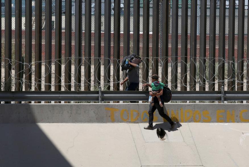 https://pictures.reuters.com/archive/USA-IMMIGRATION-MEXICO-RC1AAC6E01B0.html