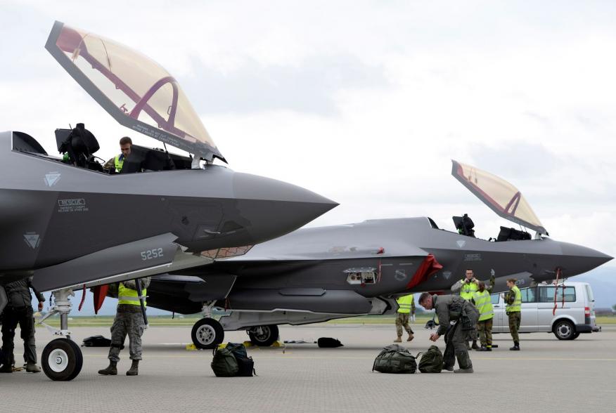 https://www.dvidshub.net/image/5514689/norwegian-f-35-maintainers-turn-american-jets-historic-first-visit