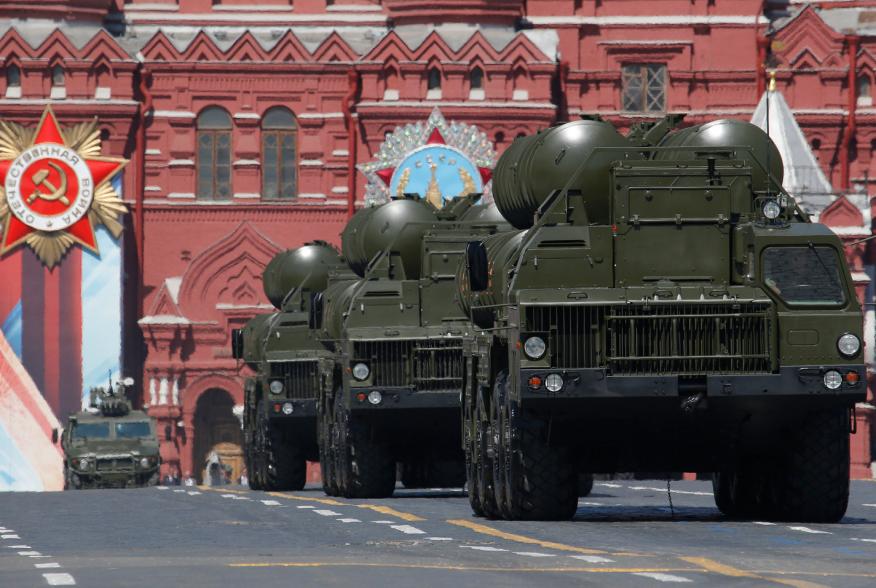 Russian S-400 Triumph medium-range and long-range surface-to-air missile systems drive during the Victory Day parade, marking the 71st anniversary of the victory over Nazi Germany in World War Two, at Red Square in Moscow, Russia, May 9, 2016. REUTERS/Ser