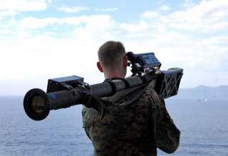 https://upload.wikimedia.org/wikipedia/commons/0/0b/US_Marine_aims_Stinger_missile_while_embarked_on_the_USS_Boxer.jpg