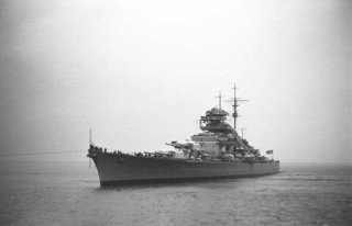 https://en.wikipedia.org/wiki/Bismarck-class_battleship#/media/File:Bundesarchiv_Bild_193-03-5-18,_Schlachtschiff_Bismarck.jpg