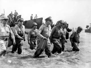 https://en.wikipedia.org/wiki/Douglas_MacArthur#/media/File:Douglas_MacArthur_lands_Leyte1.jpg