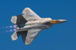 By Rob Shenk from Great Falls, VA, USA - F-22 Raptor, CC BY-SA 2.0, https://commons.wikimedia.org/w/index.php?curid=6414481