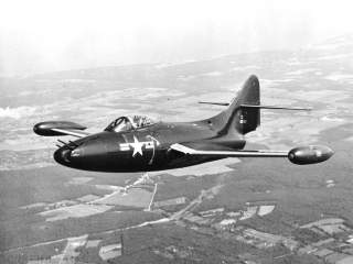 https://en.wikipedia.org/wiki/Grumman_F9F_Panther#/media/File:F9F-3_Panther_with_Emerson_turret_in_flight_in_early_1950s.jpg