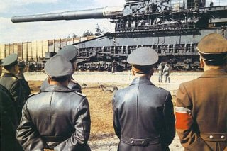 Adolf Hitler (second from right) and Albert Speer (right) in front of the 800mm gustav railway gun in the year 1943. German Federal Archives/Walter Frentz.