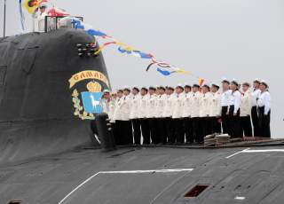 The crew of Russia's Akula-class nuclear-powered attack submarine Samara line up on its deck during a naval parade rehearsal at the harbour of Russia's far eastern city of Vladivostok, July 23, 2010.