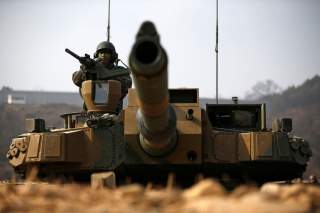 A South Korean army soldier takes position at the army's K-2 tank during an annual live-fire military exercise in Yangpyeong February 11, 2015. REUTERS/Kim Hong-Ji (SOUTH KOREA - Tags: MILITARY)