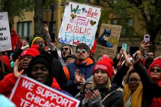 Striking teachers on picket cheer Democratic presidential candidate Senator Elizabeth Warren in Chicago, U.S. October 22, 2019. REUTERS/Joshua Lott