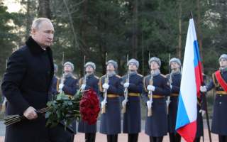  https://pictures.reuters.com/archive/WW2-ANNIVERSARY-LENINGRAD-PUTIN-RC2DIE9N80RG.html 