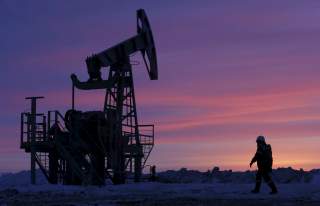 A worker at an oil field owned by Bashneft, Bashkortostan, Russia, January 28, 2015. REUTERS/Sergei Karpukhin/File Photo