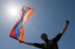 A man holds an Armenian state flag during a rally held by supporters of opposition leader Nikol Pashinyan in Yerevan, Armenia April 25, 2018. REUTERS/Gleb Garanich