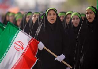Members of Iran's Basij militia parade to commemorate the anniversary of army day in Tehran April 18, 2009. REUTERS/Morteza Nikoubazl (IRAN POLITICS MILITARY)