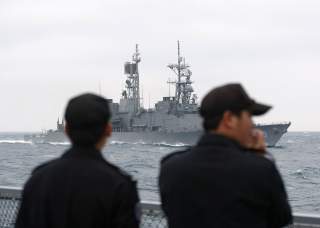 Navy personnel watch a Kidd-class destroyer sailing during a naval exercise outside a navy base in Zuoying, Kaohsiung, southern Taiwan January 21, 2011. REUTERS/Pichi Chuang (TAIWAN - Tags: MILITARY)