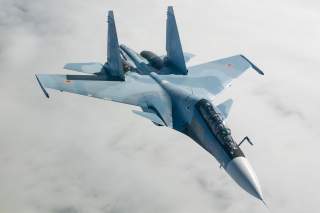 https://upload.wikimedia.org/wikipedia/commons/7/76/Sukhoi_Su-30SM_in_flight_2014.jpg