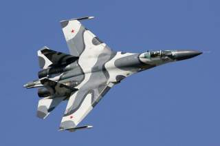 https://upload.wikimedia.org/wikipedia/commons/0/04/Sukhoi_Su-27SKM_at_MAKS-2005_airshow.jpg