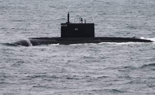 https://upload.wikimedia.org/wikipedia/commons/a/a5/Zr._Ms._Johan_de_Witt_intercepts_Kilo_class_submarine.jpg