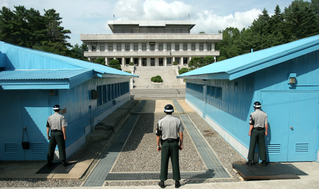 Confirmed: VP Pence Really Did Go To The Korean DMZ To Look Menacing ...