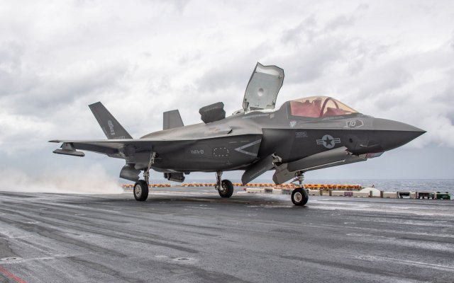 Who Would Win a Dogfight: An F-22 Or an F-35? | The National Interest