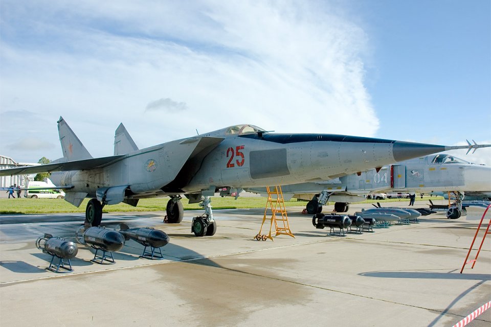 The Supersonic MiG-25 Foxbat Was Russia's Plan To Kill SR-71 Spy Planes ...