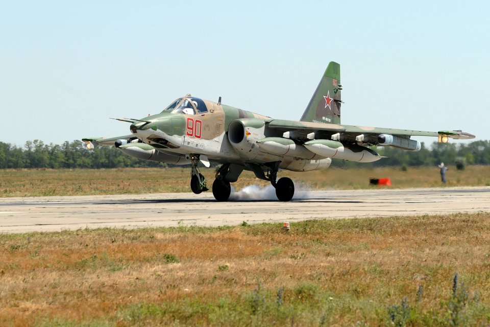 VIDEO: Watch This Deadly Su-25 Frogfoot Pull Off an Insanely-Low Flyby ...