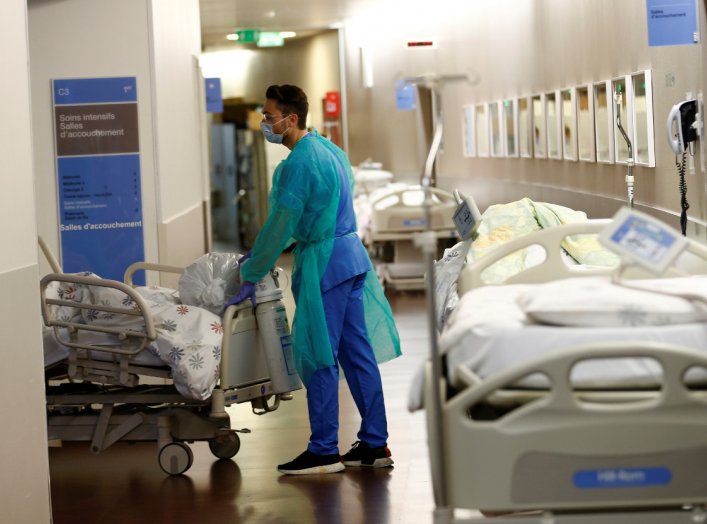 A staff moves a patient during a media visit of the Swiss Army deployment at Pourtales Hospital during the coronavirus disease (COVID-19) outbreak in Neuchatel, Switzerland, March 25, 2020. REUTERS/Denis Balibouse