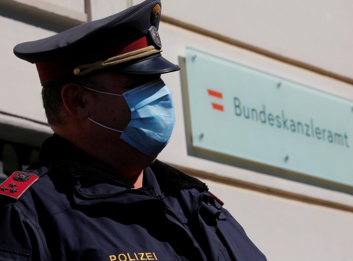 A police officer wearing a protective face mask stands in front of the Chancellery in Vienna, Austria April 6, 2020. REUTERS/Leonhard Foeger