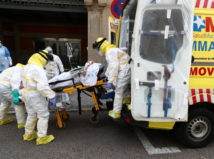 Members of Madrid's Emergency Service (SUMMA) wearing protective equipment transfer a patient suffering from coronavirus disease (COVID-19) to another hospital amid the coronavirus disease outbreak in Madrid, Spain, April 20, 2020. REUTERS/Sergio Perez