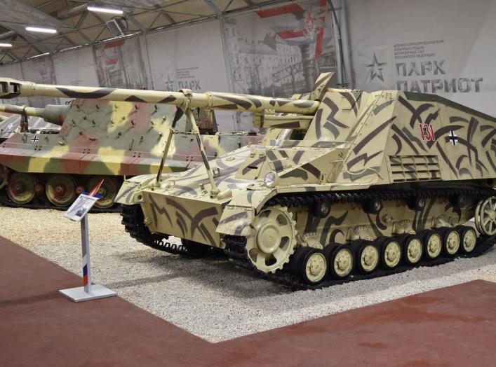 By Alan Wilson from Stilton, Peterborough, Cambs, UK - Nashorn ‘131 red’ – Patriot Museum, Kubinka, CC BY-SA 2.0, https://commons.wikimedia.org/w/index.php?curid=63970280