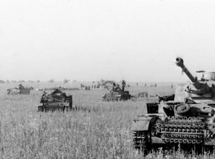 Panzer IIIs and IVs on the southern side of the Kursk salient at the start of Operation Citadel. Summer 1943. German Federal Archives.
