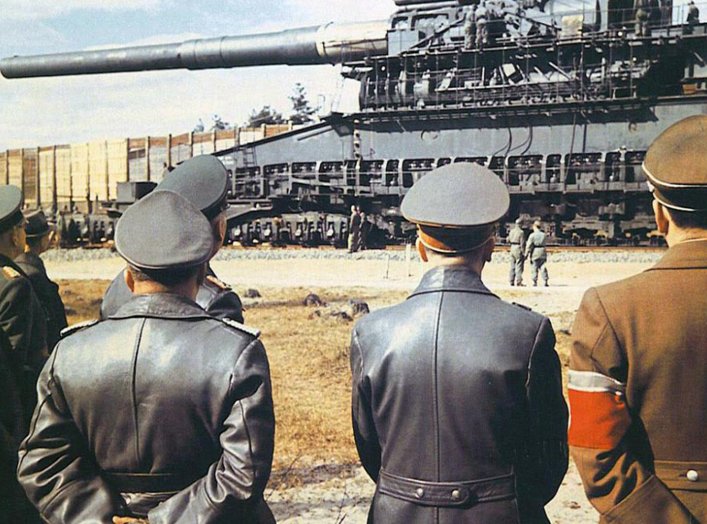 Adolf Hitler (second from right) and Albert Speer (right) in front of the 800mm gustav railway gun in the year 1943. German Federal Archives/Walter Frentz.